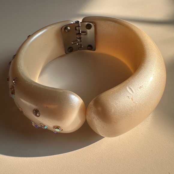 Weiss Pearlescent Clamper Bracelet - Picture 4 of 9